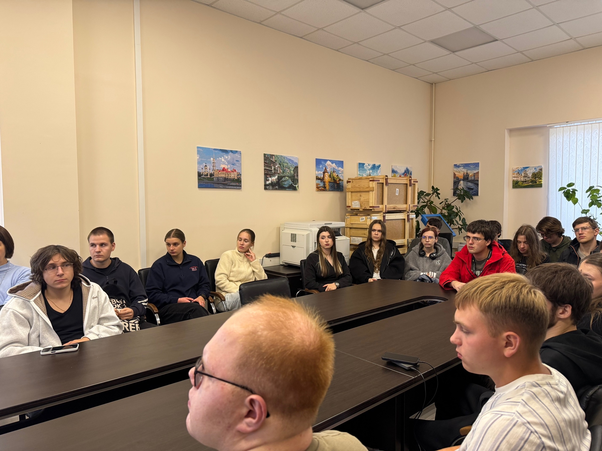 Студенты на экскурсии в Электронном регионе