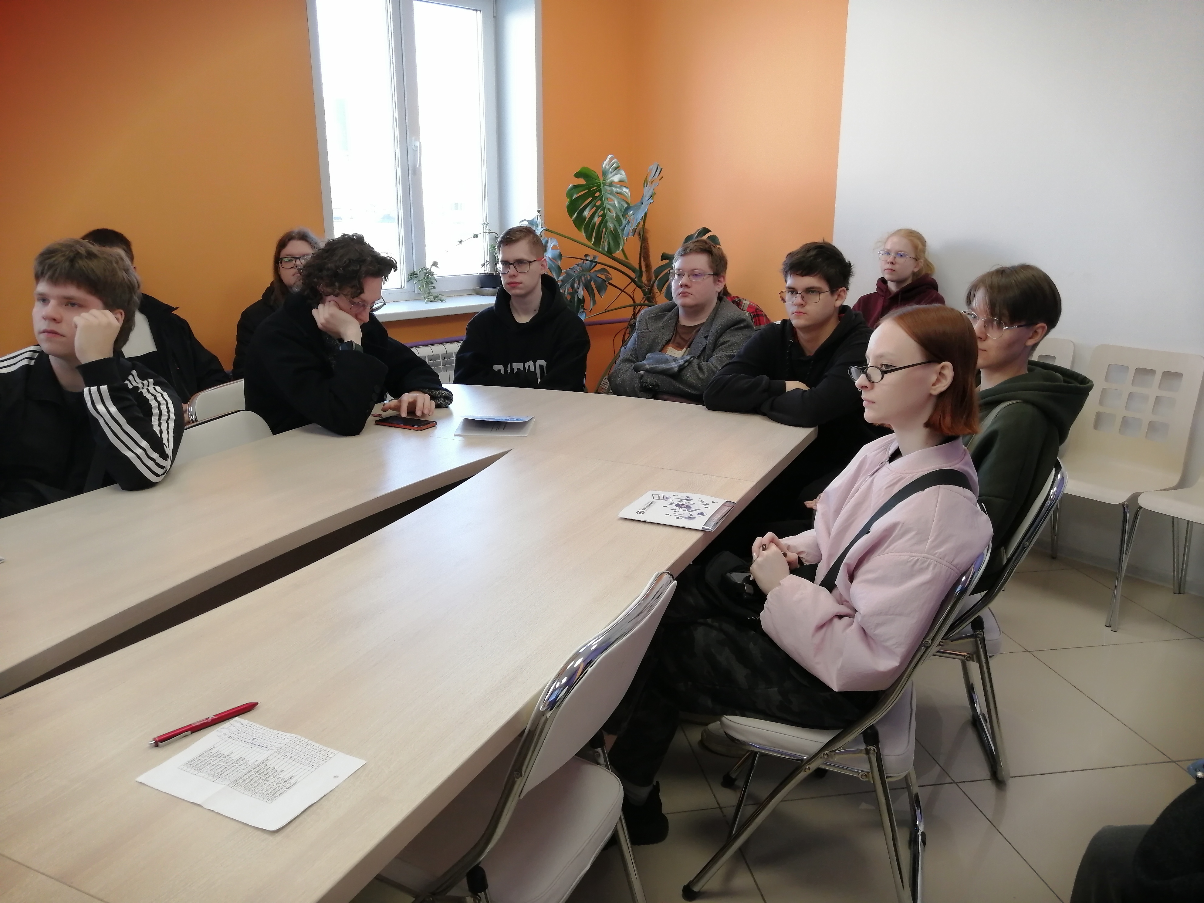 Студенты в офисе компании Стандарт безопасности