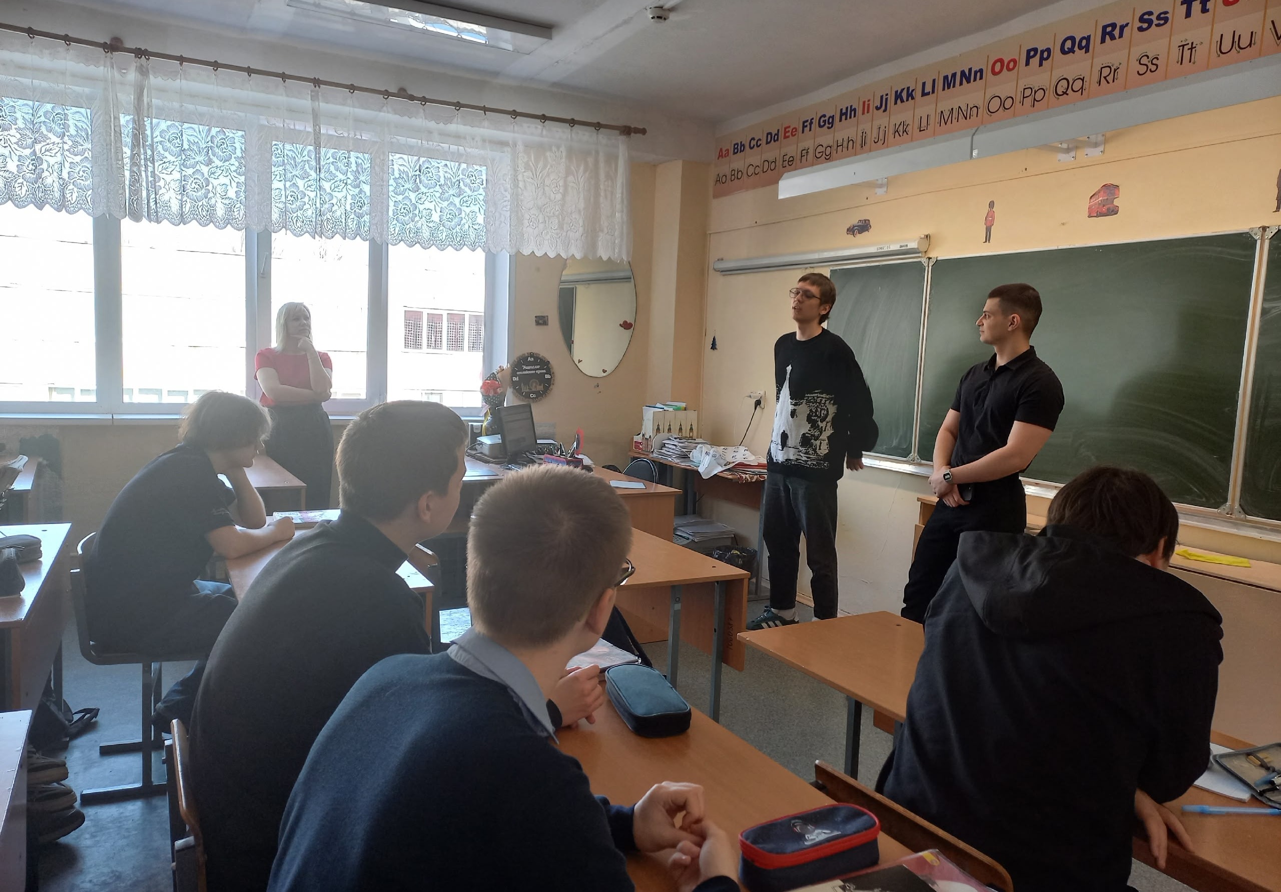 Выступление студентов в школе